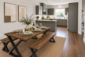 Dining - Luxury Houston Getaway 3BR, 3.5BA, Sleeps 8, Near Downtown (Houston)