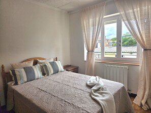 2 chambres, fer et planche à repasser, draps fournis