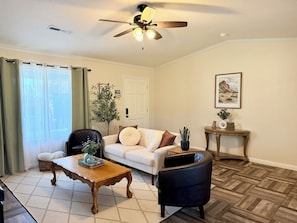 Living area - Gold Country Getaway (La Grange)