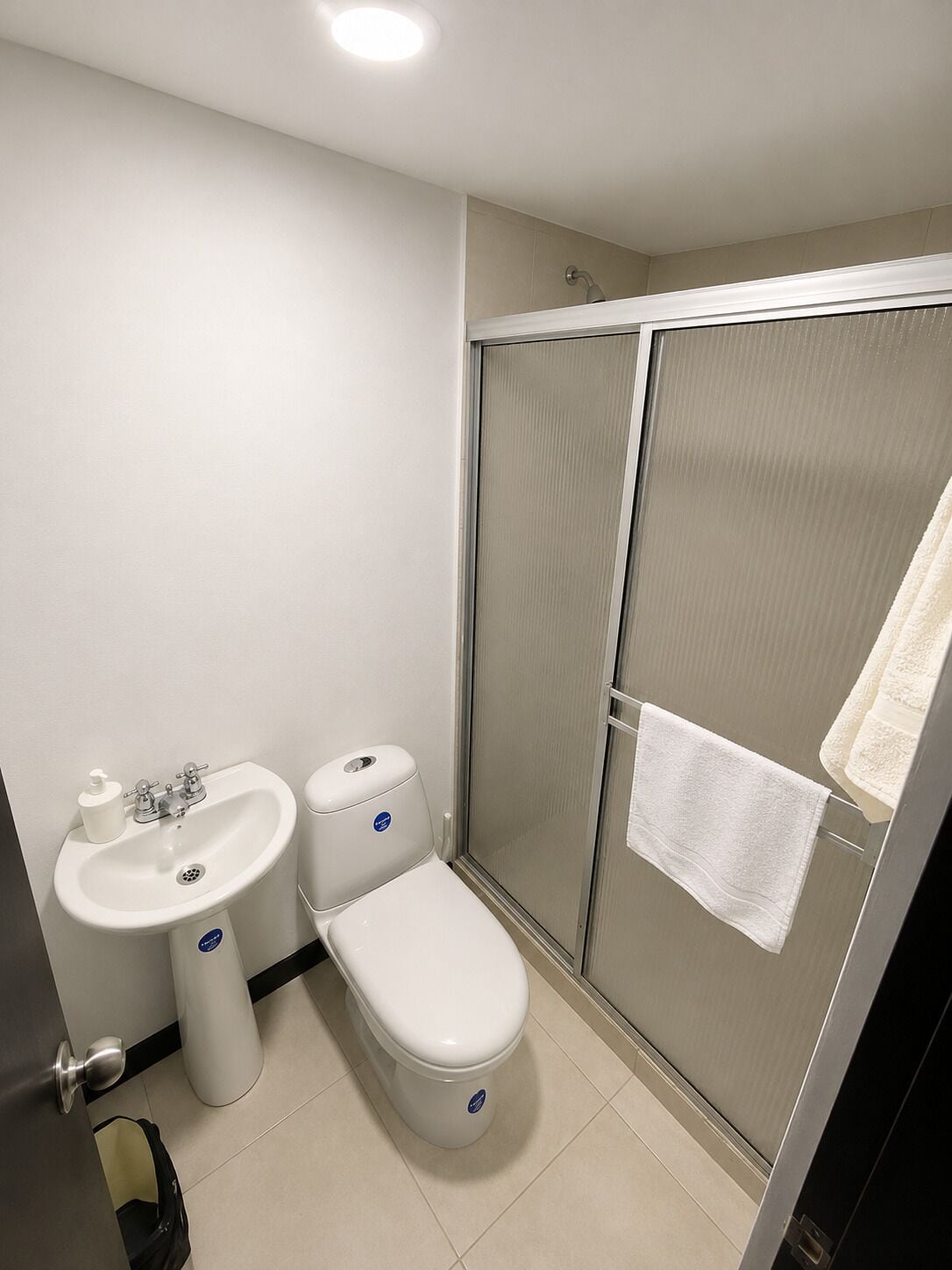 Serviettes fournies, papier toilette
