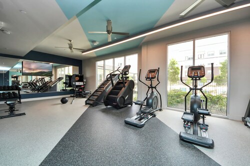 Luxury 2BR Retreat Resort Pool, Gym & Fast WiFi