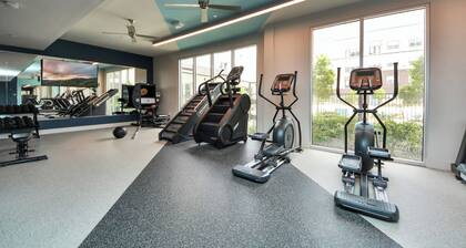 Luxury 2BR Retreat Resort Pool, Gym & Fast WiFi