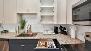 Fridge, oven, stovetop, dishwasher