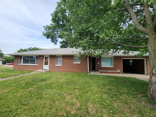 Lovely 3-bedroom house with AC in charming Rock Falls
