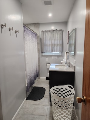 Secador de pelo, toallas, jabón, shampoo
