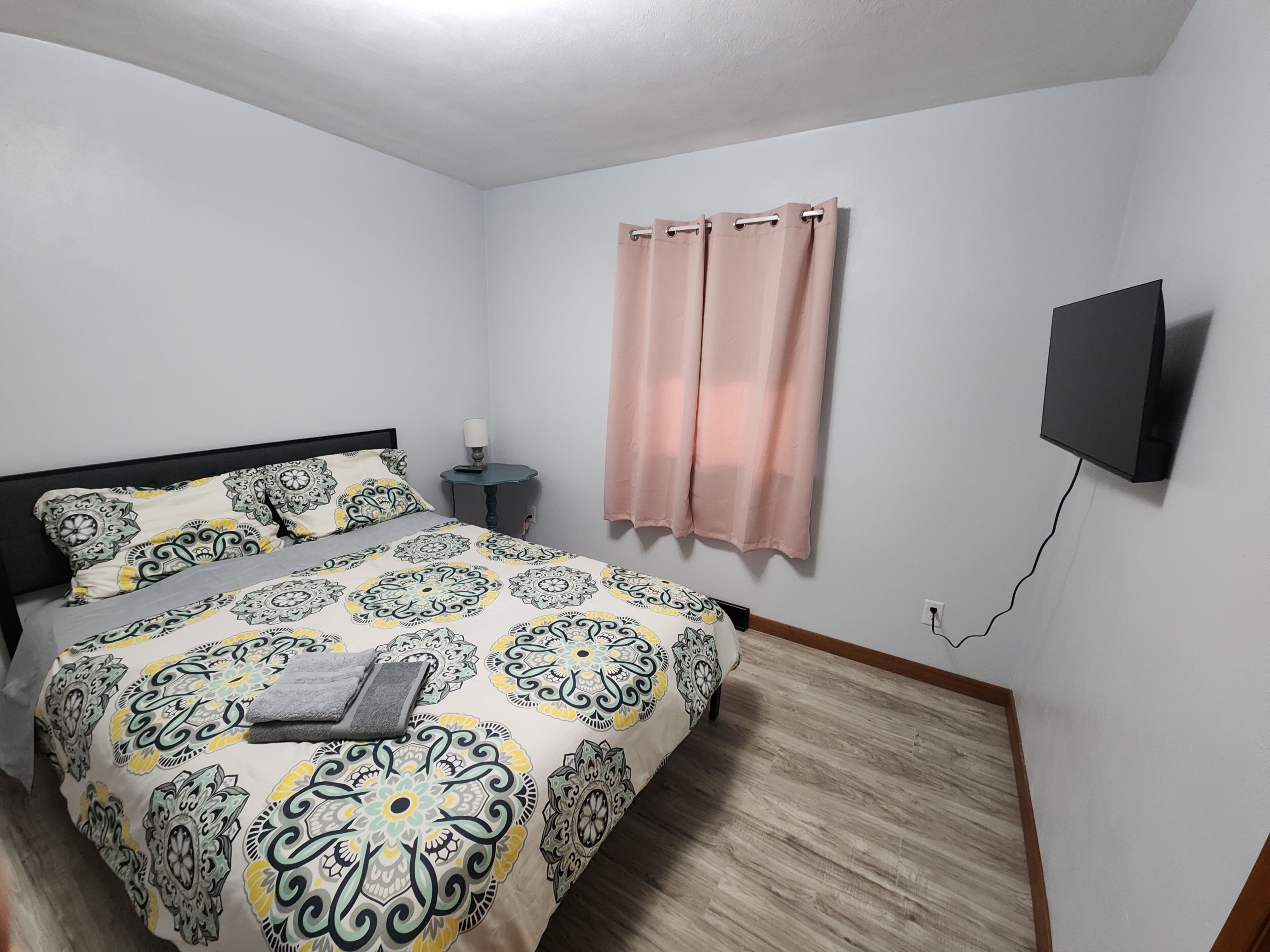 3 slaapkamers, een strijkplank/strijkijzer, gratis wifi, beddengoed