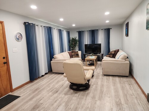 Lovely 3-bedroom house with AC in charming Rock Falls