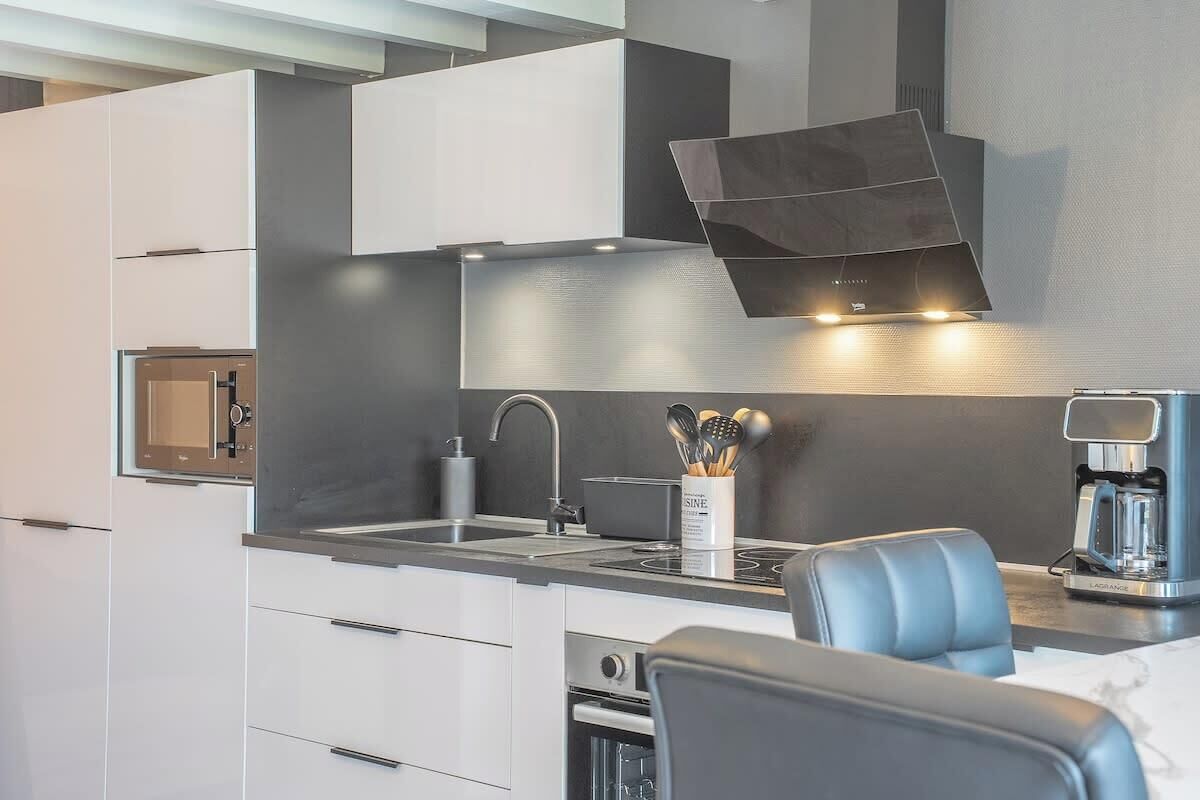 Wasserkocher mit Kaffee-/Teezubehör, Kühlschrank, Mikrowelle, Ofen