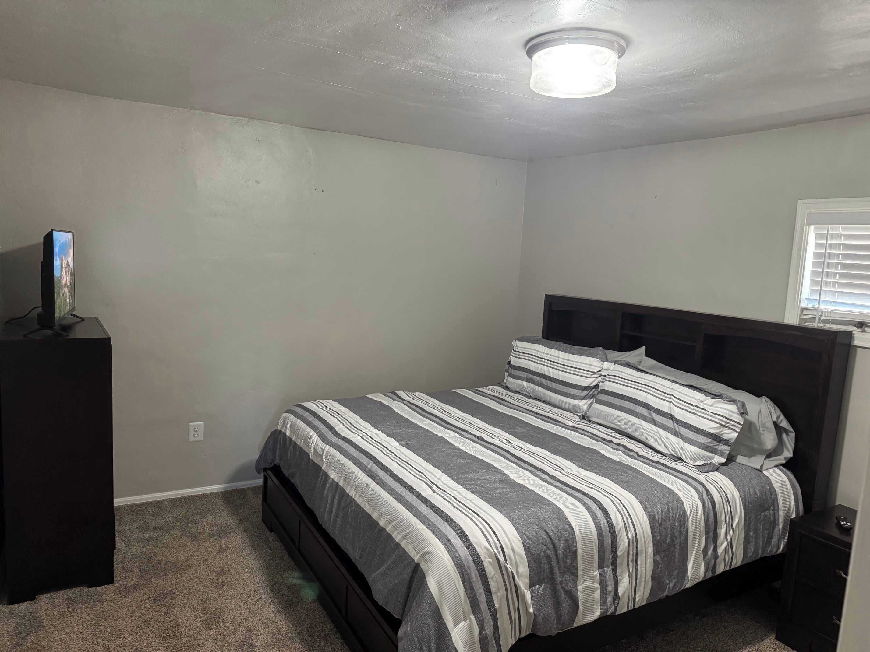 2 habitaciones, tabla de planchar con plancha, wifi y ropa de cama 