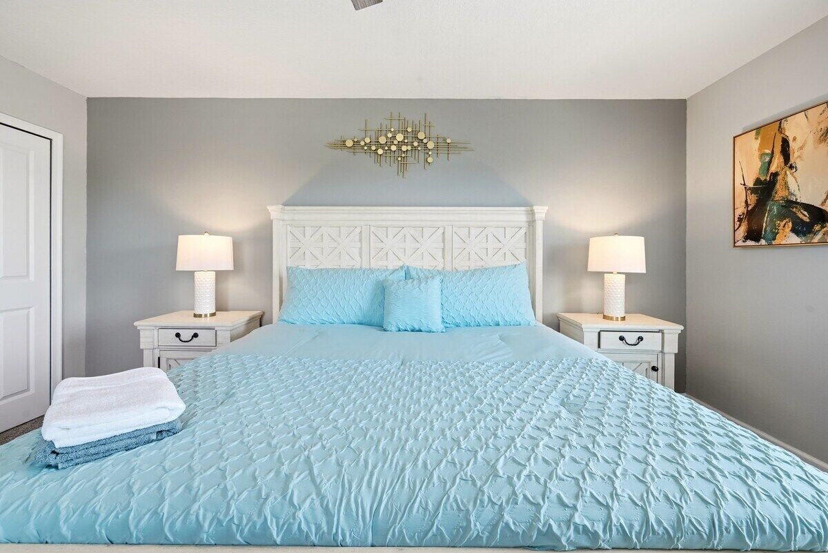 5 bedrooms, iron/ironing board, WiFi, bed sheets