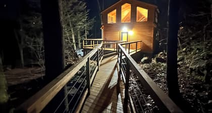 Cozy, romantic, secluded cabin in the heart of Red River Gorge. New hot tub.