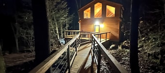 Cozy, romantic, secluded cabin in the heart of Red River Gorge. New hot tub.