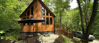 Cozy, romantic, secluded cabin in the heart of Red River Gorge. New hot tub.