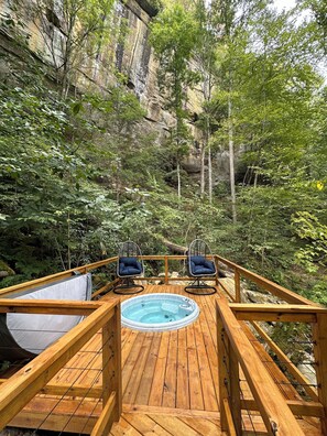 Outdoor spa tub - Cozy, romantic, secluded, new cabin in the heart of beautiful Red River Gorge. (Zoe)