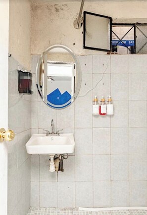 Douche, sèche-cheveux, serviettes fournies, savon