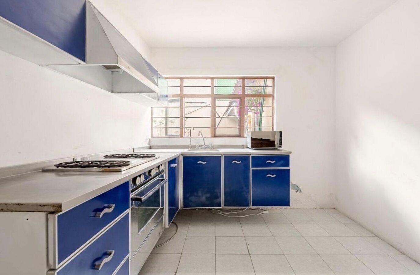 Cafetera/tetera, microondas, silla alta para bebés, utensilios de cocina