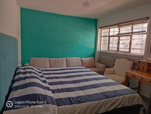 Escritorio, tabla de planchar con plancha, wifi gratis y ropa de cama 