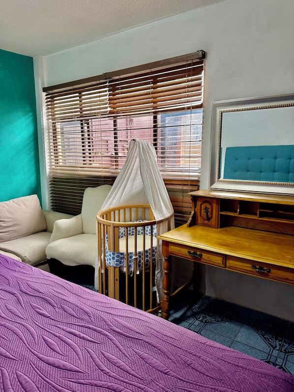 3 habitaciones, escritorio y tabla de planchar con plancha
