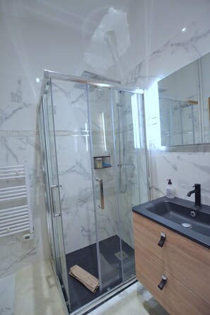 Hair dryer, towels, soap, toilet paper - MONACO GOLDEN SQUARE PRESTIGE SUITE (MONACO)