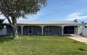 Exterior - Welcoming 3-bedroom house on canal with direct gulf access (Hernando Beach)