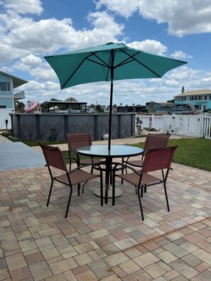 Outdoor dining - Welcoming 3-bedroom house on canal with direct gulf access (Hernando Beach)
