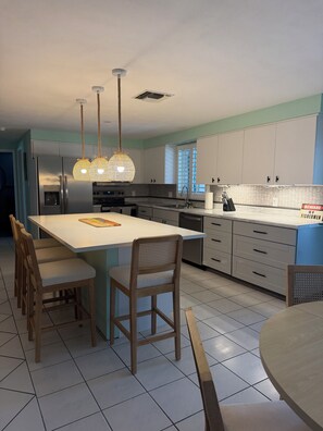 Dining - Welcoming 3-bedroom house on canal with direct gulf access (Hernando Beach)