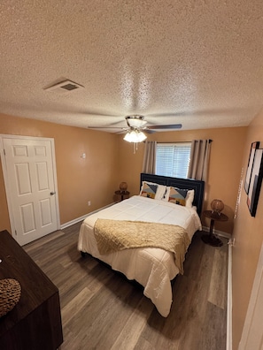 5 bedrooms, iron/ironing board, WiFi, bed sheets