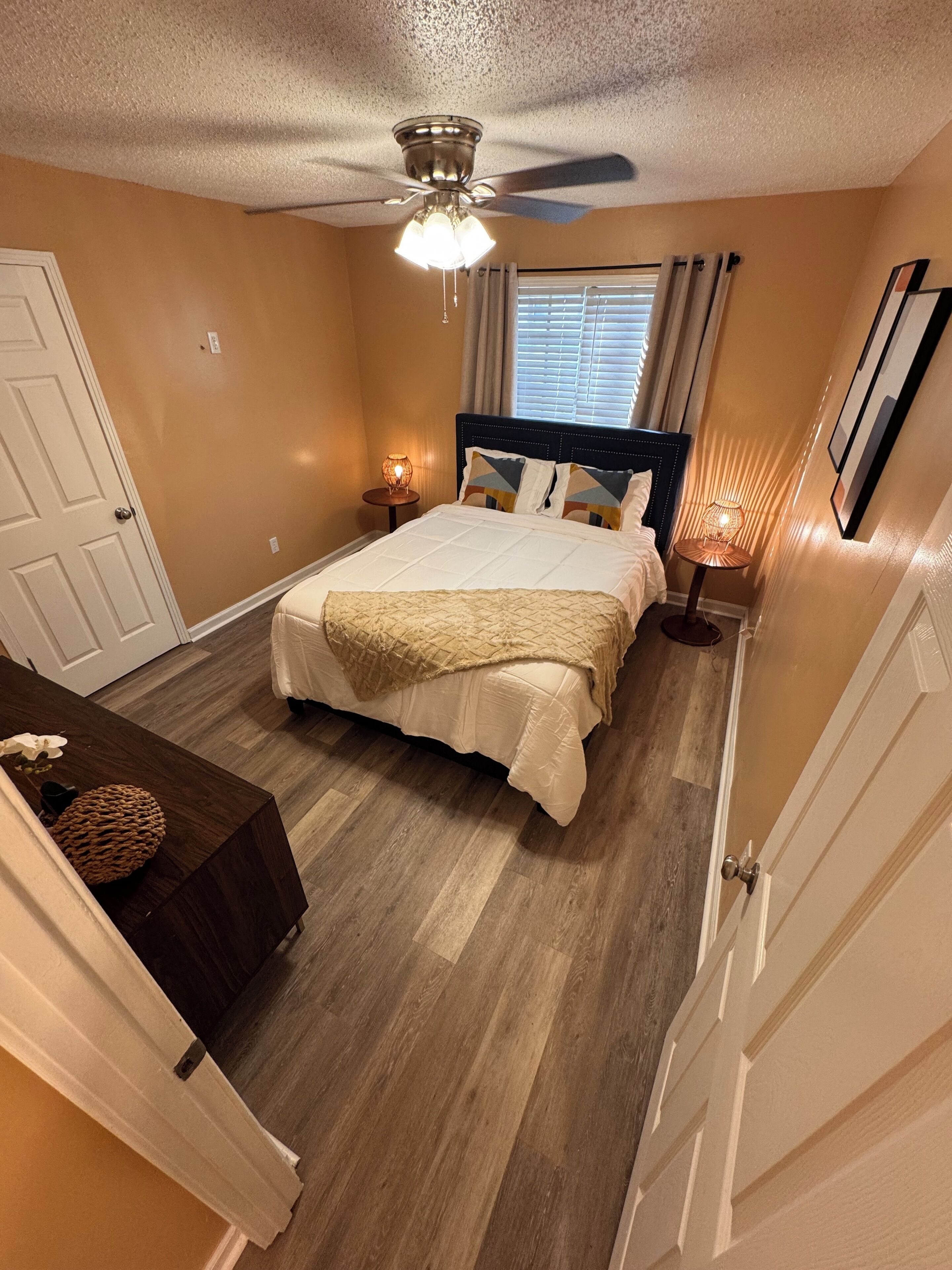 5 bedrooms, iron/ironing board, WiFi, bed sheets