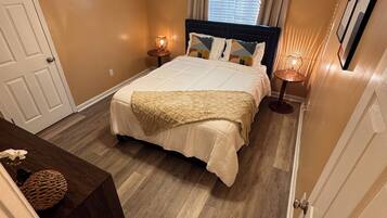 5 bedrooms, iron/ironing board, WiFi, bed sheets