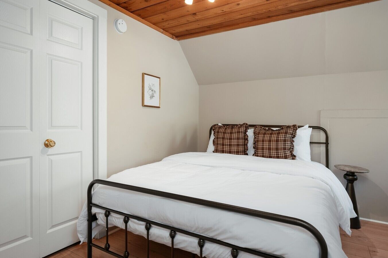8 bedrooms, desk, iron/ironing board, travel crib