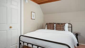 8 bedrooms, desk, iron/ironing board, travel crib