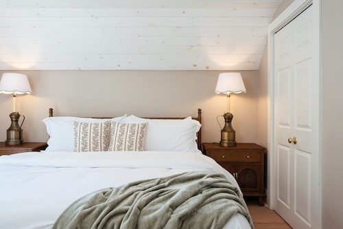 Northern Sky Cottages | 3 Houses | 8BR | 4BA | 2 Hot Tubs | Game Shed & Private Yard