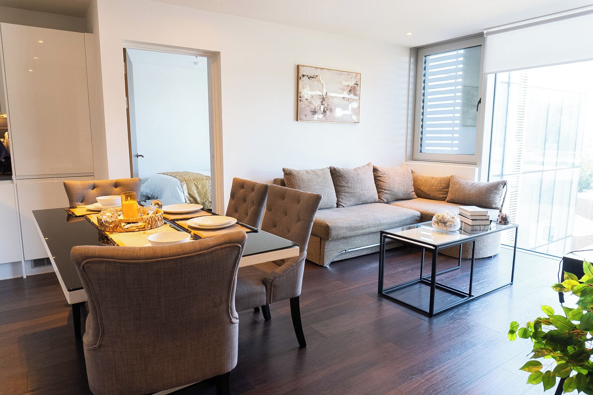 Ein modernes Wohnzimmer mit Essbereich, einer Sofagarnitur und einem Couchtisch.