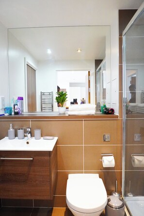 Hair dryer, towels, soap, toilet paper - Cosy lovely home (London)