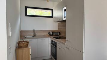 Wasserkocher mit Kaffee-/Teezubehör, Kühlschrank, Mikrowelle, Ofen