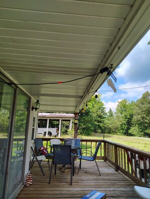 Outdoor dining - Near Kentucky lake Running bear cottage ! (Gilbertsville)