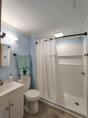 Bathroom - Near Kentucky lake Running bear cottage ! (Gilbertsville)