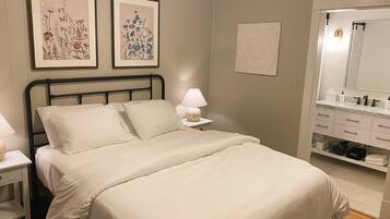 Tabla de planchar con plancha, cuna de viaje, wifi gratis y ropa de cama