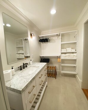 Douche, articles de toilette écologiques, sèche-cheveux