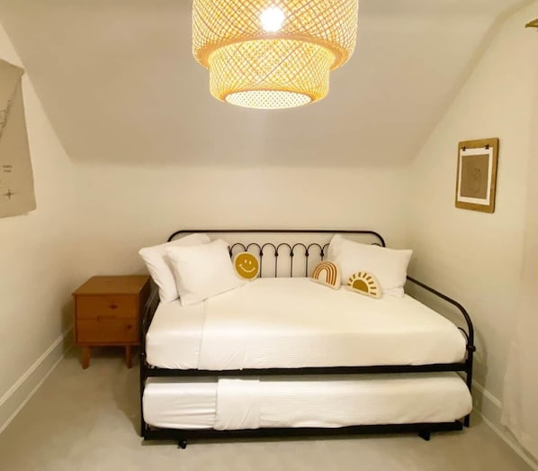3 bedrooms, iron/ironing board, travel crib, WiFi (free)