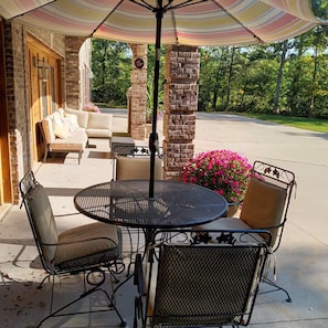 Outdoor dining - Cozy 2-bedroom apartment in tranquil Birch Run with AC (Birch Run)