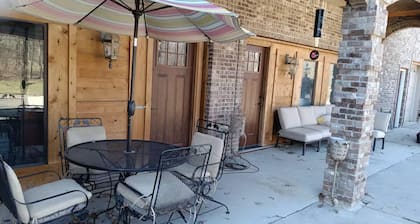 Cozy 2-bedroom apartment in tranquil Birch Run with AC