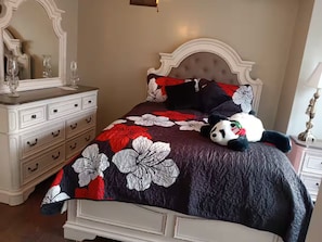 Room - Cozy 2-bedroom apartment in tranquil Birch Run with AC (Birch Run)