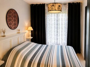 Tabla de planchar con plancha, wifi gratis y ropa de cama