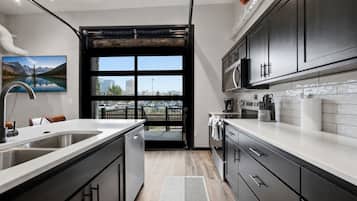 Coffee/tea maker, fridge, microwave, oven