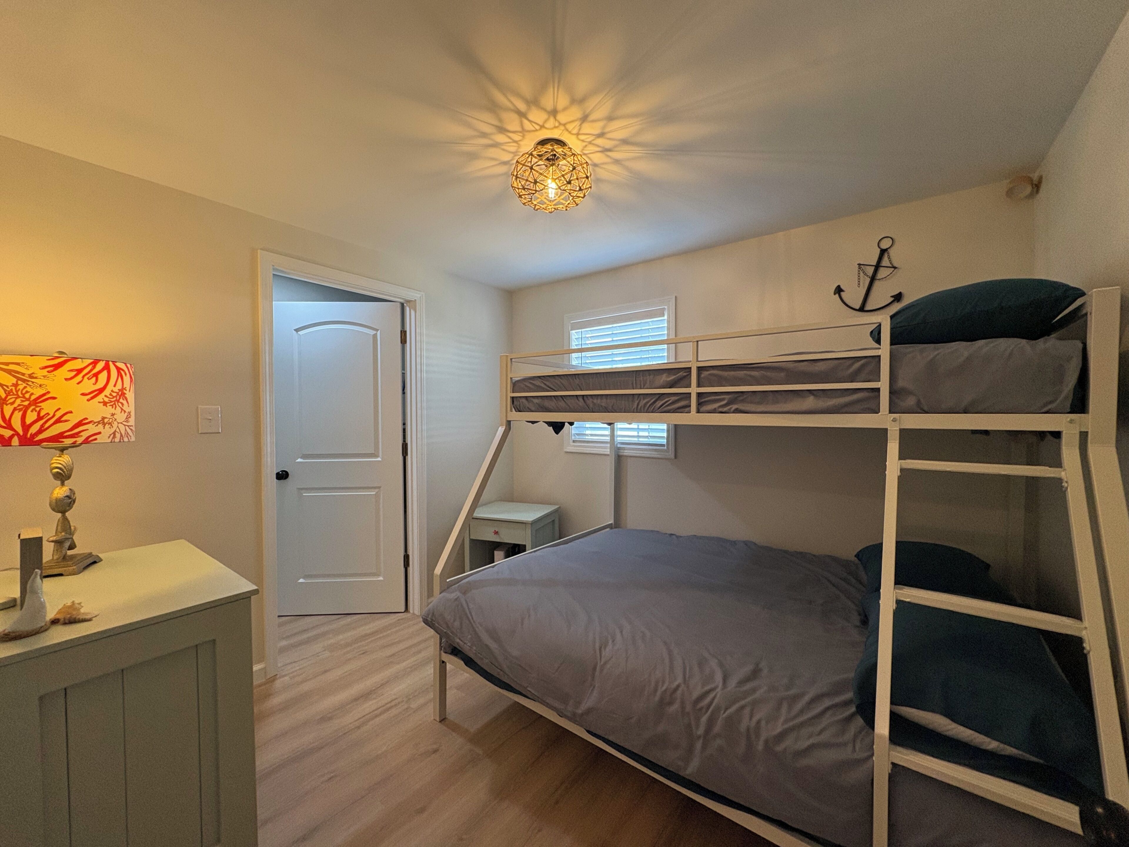 3 bedrooms, iron/ironing board, WiFi (free), bed sheets