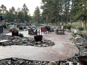 Outdoor dining - Perfect 2-bedroom cabin in soothing Custer for a relaxing stay. (Custer)