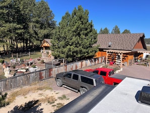 Property grounds - Perfect 2-bedroom cabin in soothing Custer for a relaxing stay. (Custer)