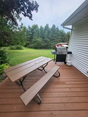 Outdoor dining - Great Lakes Tiny House Cozy 1-bedroom cabin in peaceful West Branch with AC (West Branch)