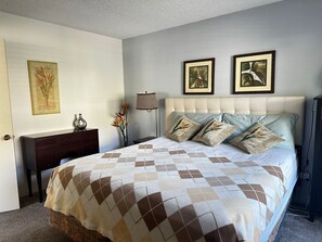 Room - Ground level condo with a large enclosed patio, steps from the pool (Palm Springs)